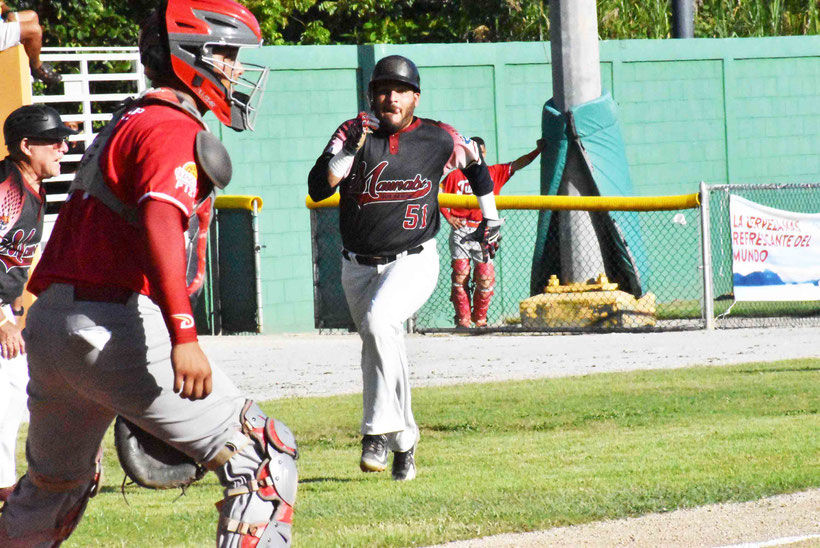 Javier 'Cohete' Cruz avanza hacia el plato para marcar carrera por los Jueyeros de Maunabo / Foto por FBAPR