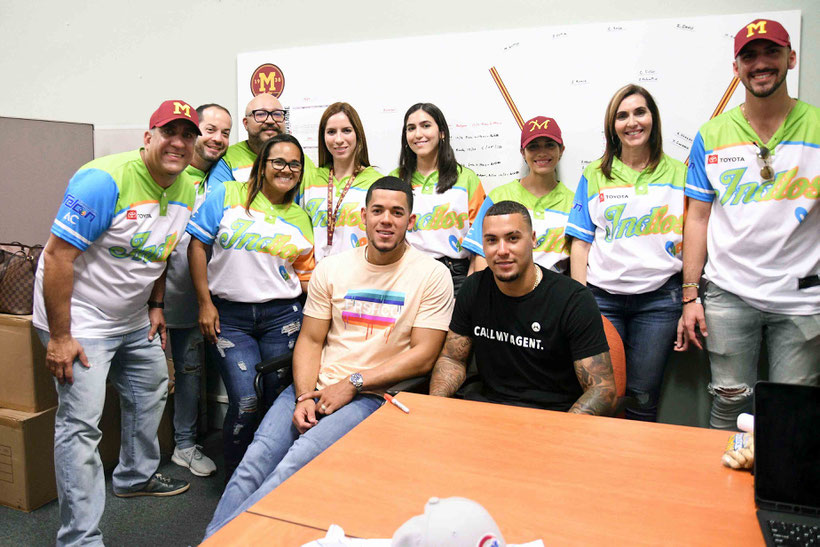 Durante el segundo partido de la acción dominical, la tribu utilizó la camisa conmemorativa como homenaje a todos los pacientes de cáncer pediátrico. / FOTOS ANGEL SANTIAGO Y MEDIOS MAYAGUEZ.