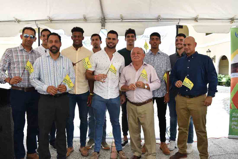 Mulos de Juncos, De izquierda a derecha Edgardo Deniz, Gerente General e Iván Romero, Apoderado de Los Mulos Al centro Pablo Guzmán (Capitán) y el alcalde de Juncos,