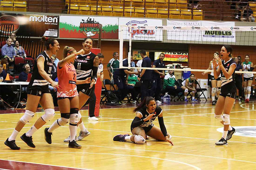 Las Criollas celebran su victoria que las coloca a solo un paso de la Serie Final / Foto por Heriberto Rosario Rosa