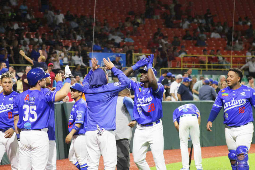 Daz Cameron celebra tras conectar su primer cuadrangular en la invernal / Fotos suministrada por LBPRC
