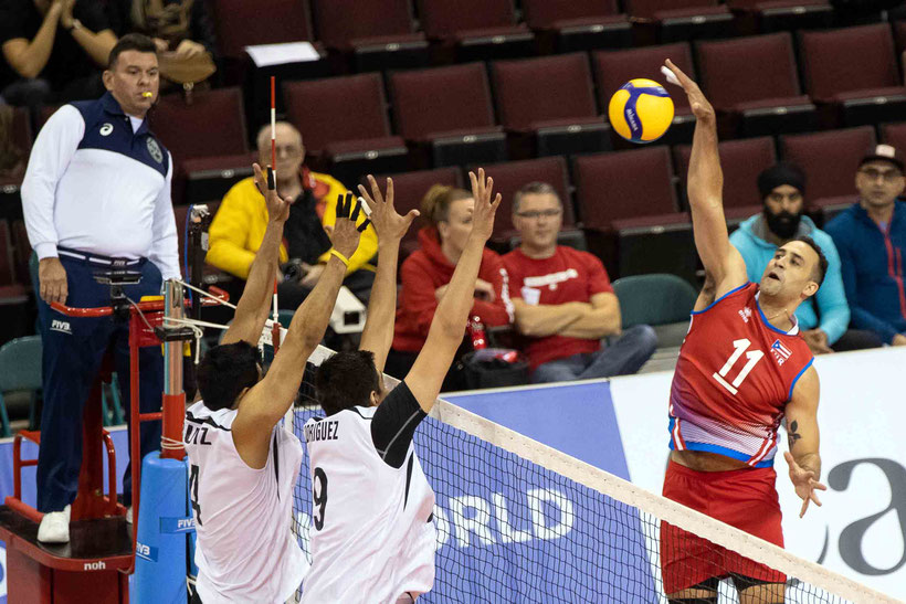 Maurice Torres apunta a clavar la pelota en la red, mientras que Ruiz y Rodríguez de México van al bloqueo / Foto por Norceca
