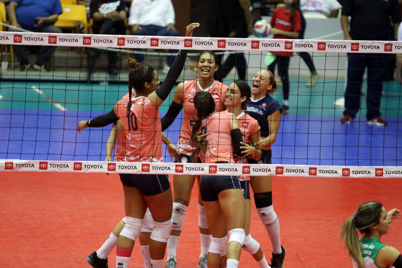 Criollas celebran anoche una jugada en el partido que le dio el pase a la Serie Final numero 26 en su historia como franquicia / foto por Heriberto Rosario