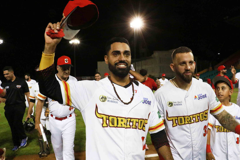 Richard González, de los campeones Toritos, saluda a la fanaticada (Foto por Aldwin Santiago, Prensa Municipio Cayey)
