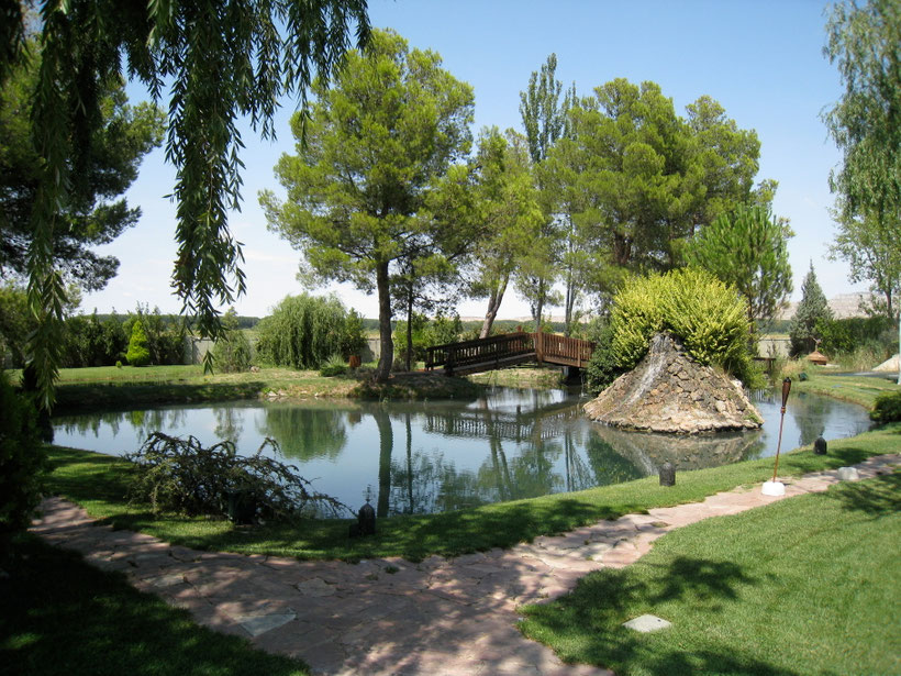 Lago y cascada de uno de los espacios exteriores de Finca La Ínsula Barataria.