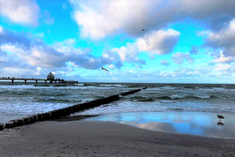 Seebrücke Zingst an der Ostsee am Strand von Zingst auf Fischland Darss