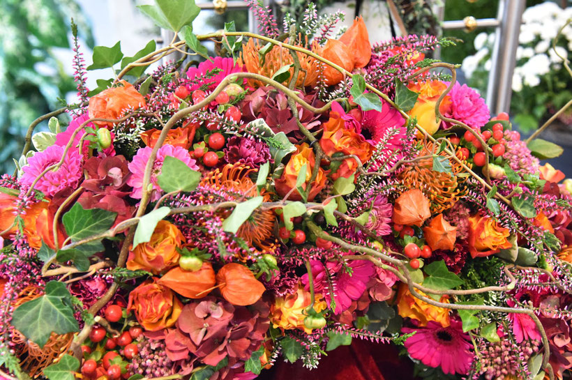 Beerdigung eleganter, grosser Kranz mit weißen Lilien, weißen Rosen, weissen Margeritten lilablauen Iris u.v.m.