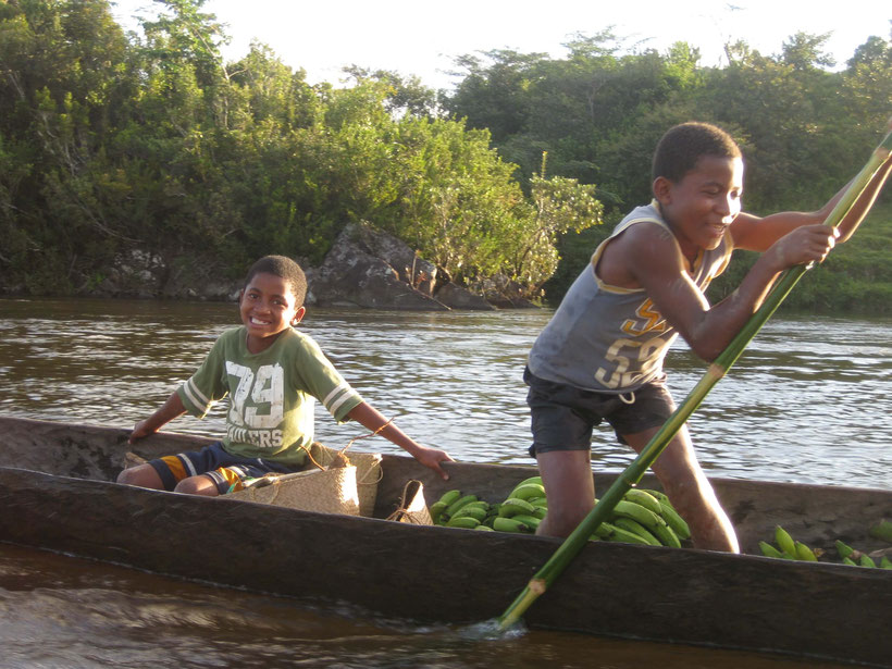 Madagascar: sur la côte est: sortie en pirogue dans le Canal des Pangalanes: transport de marchandises