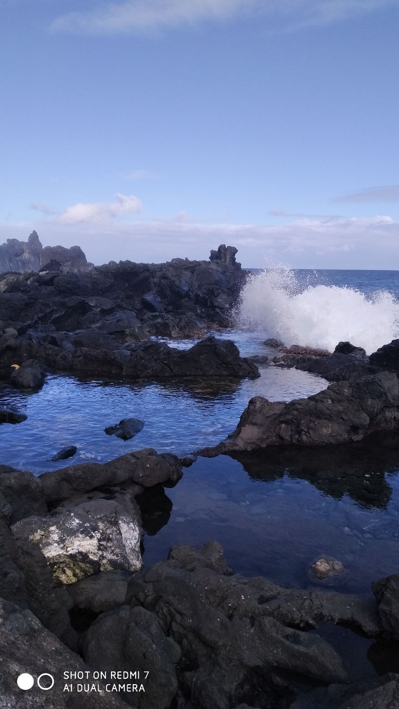 Insel Réunion/Westküste: der Ozean brandet an die Klippen