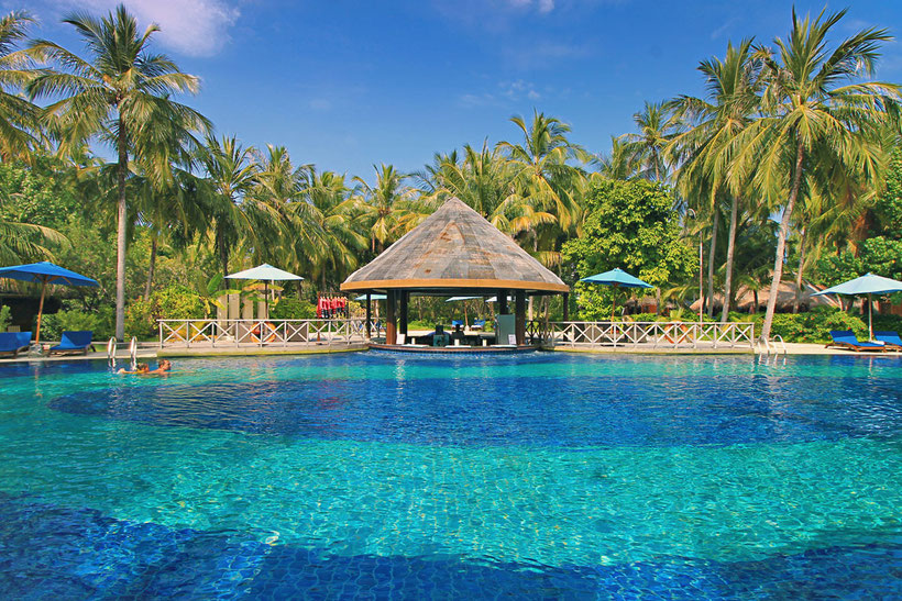 Swimming Pool with Bar at Bandos Island - That one time I got invited to the Maldives © Sabrina Iovino | via @Just1WayTicket