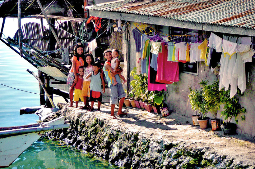 Locals living next to the bridge that connects Bohol with Panglao. Bohol, Philippines 2013 © Sabrina Iovino | JustOneWayTicket.com