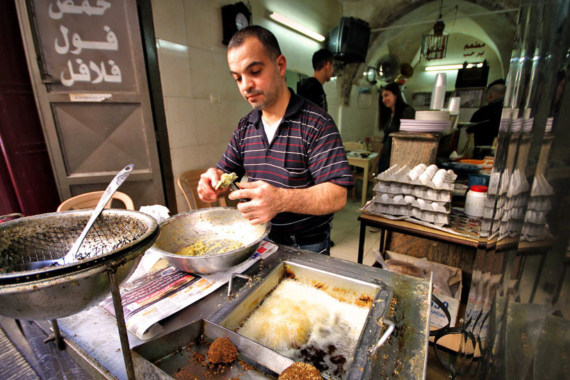 Lunch time in the Old City of Nablus. © Sabrina Iovino | JustOneWayTicket.com