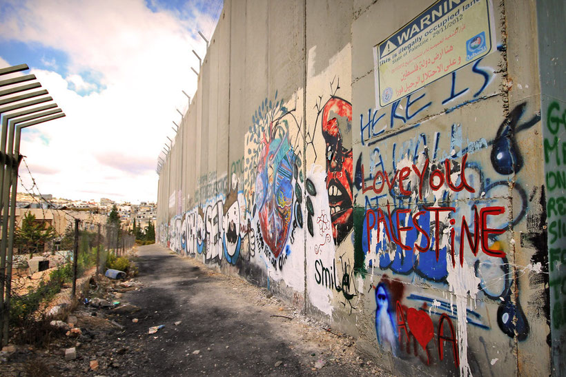 A walk along the separation barrier in Bethlehem... © Sabrina Iovino | JustOneWayTicket.com