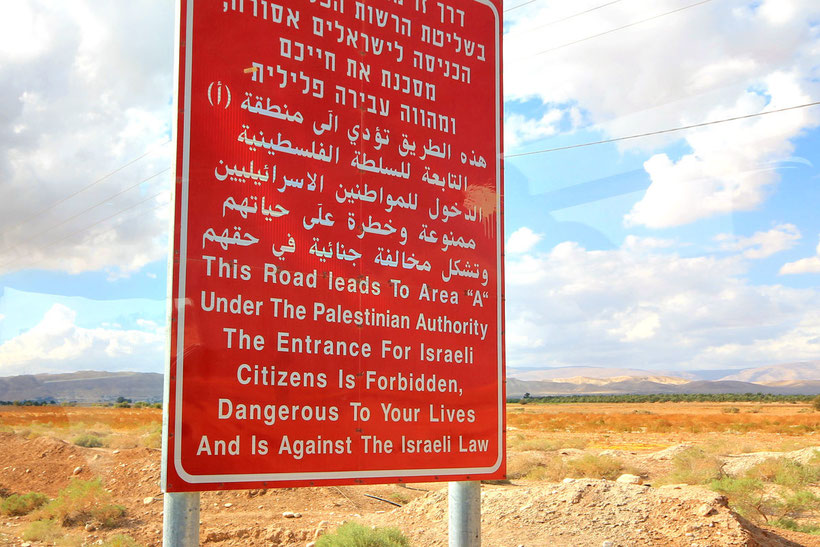 "The entrance for Israeli citizens is forbidden, dangerous to your lives." - Passing from Jerusalem to the West Bank. © Sabrina Iovino | JustOneWayTicket.com