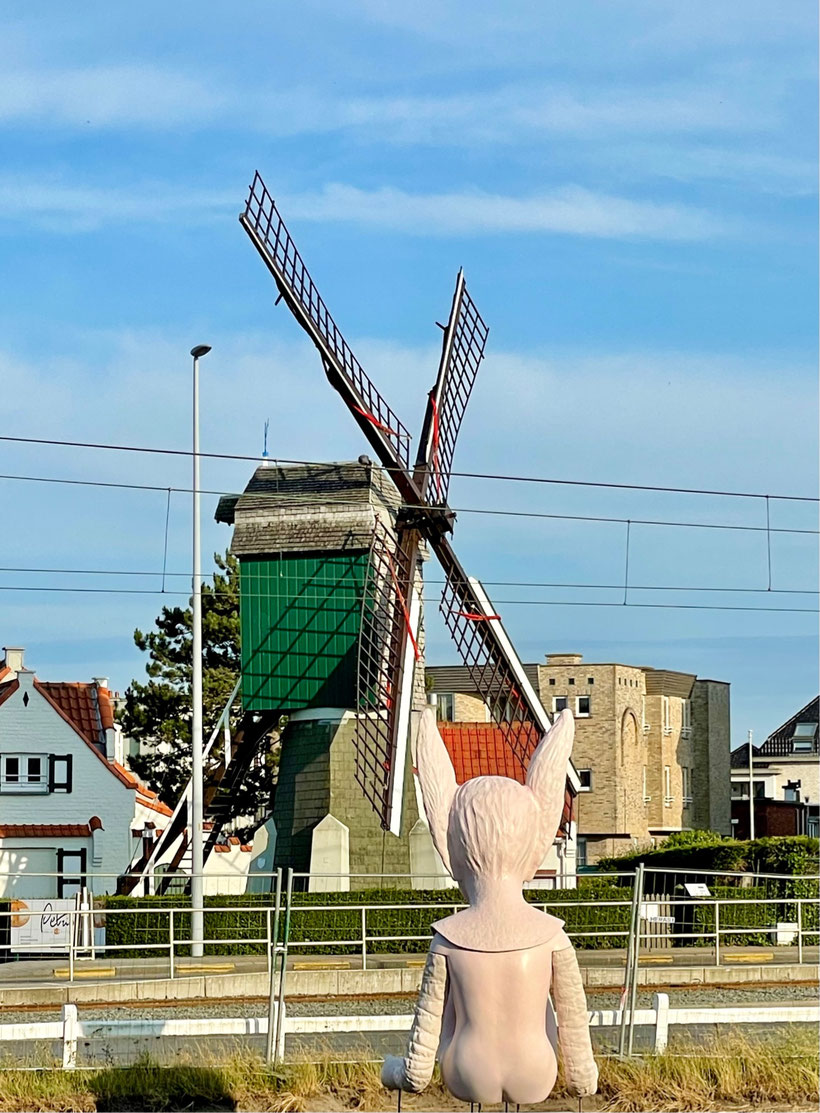 Hubert Molen - Molenhoek Wenduine - Sculpture "Benjamin" Maen Florin (Foto July 2023: Aliv Franz)