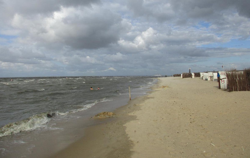 Für Nordsee-Fans ist auch im Herbst ein Bad in der aufgerauten Nordsee eine Erfrischung