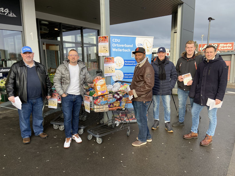 CDU-Vorstand am EDEKA Markt: Stefan Leidheiser, Jochen Kassel, Francis Nwachukwu, Walter Karfusehr, Christopher Arthen, Sascha Weiske