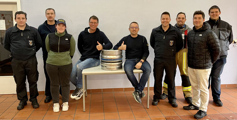 CDU-Vorstand bei Übergabe des Bierfasses an Feuerwehr Weilerbach
