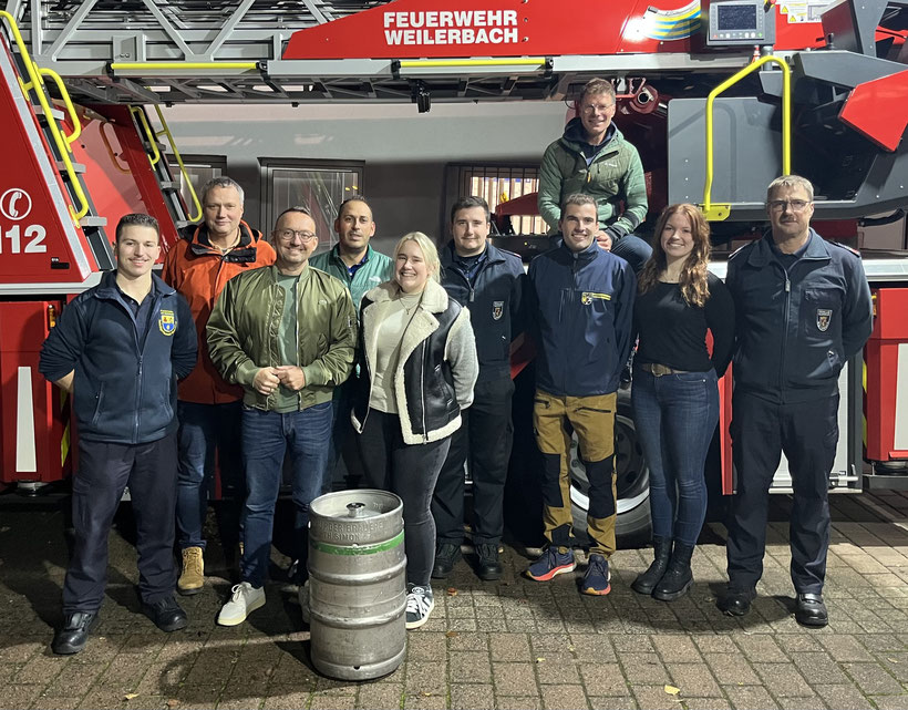 CDU-Weilerbach übergibt Bierfass an die Feuerwehr von Weilerbach