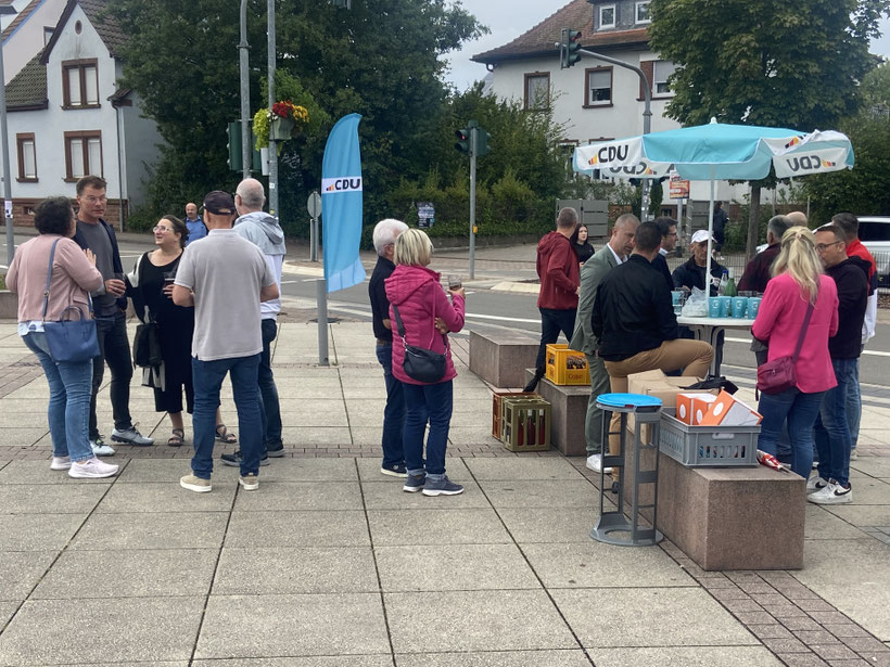 Interessierte Bürger im Gespräch mit Kommunalpolitikern
