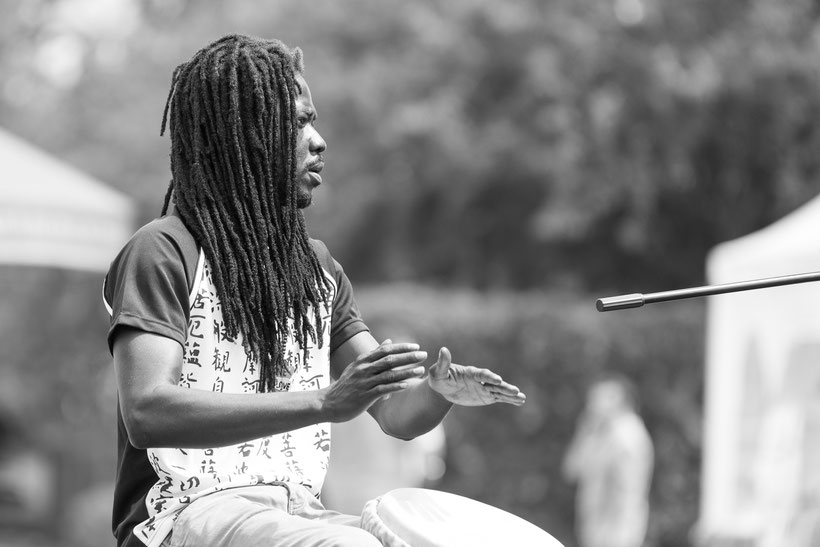 Interkulturelles Fest Schwetzingen mit der Trommelgruppe "Fischlabor" afrikanische Songs Bild: Theo Stadtmüller