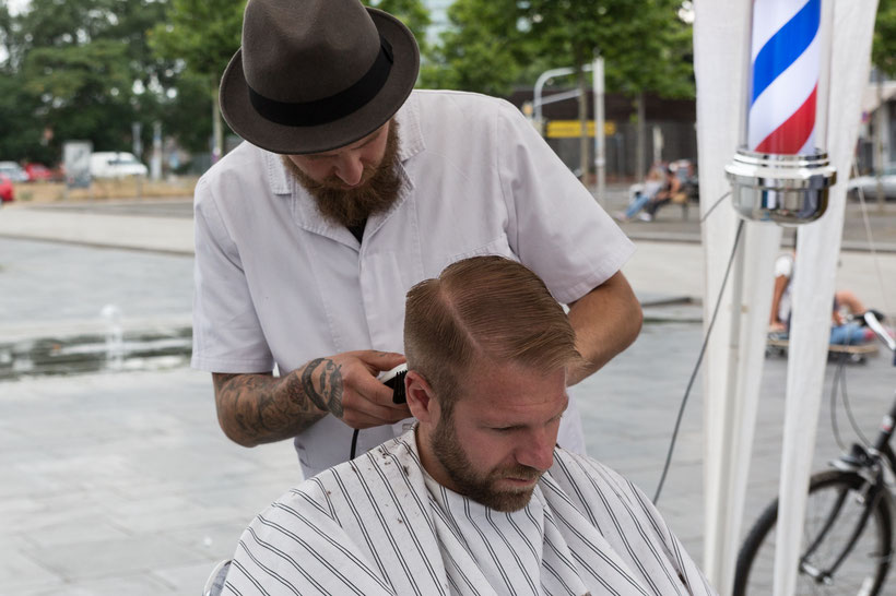 Freiluftbarbier Barbier Bild Theo Stadtmüller