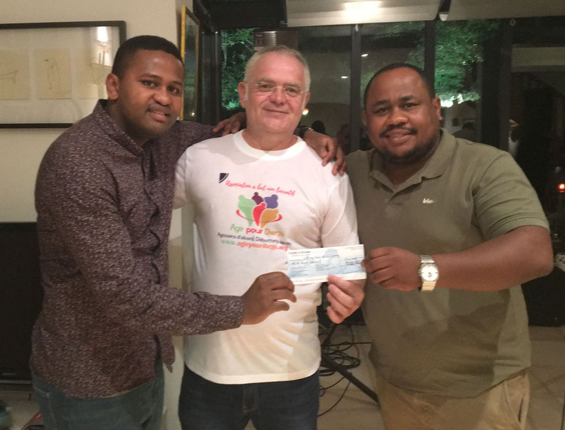 Remise de chèque au président et au trésorier de l'association "Agir pour Diégo", que MusicaMada a décidé d'aider dans leurs belles actions !