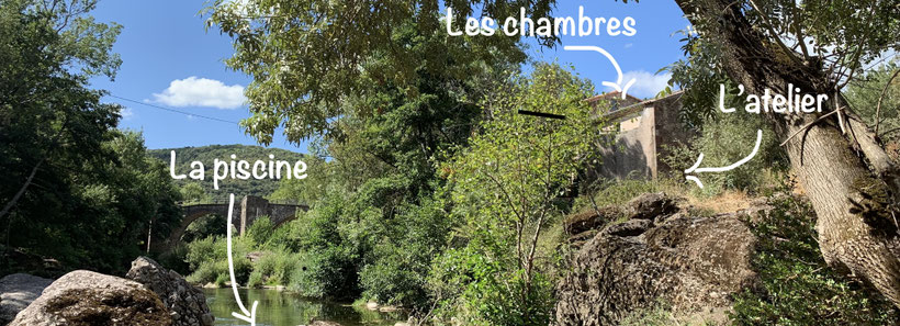 Plan large sur la rivière et le Moulin où se situe l'atelier de peinture intuitive.