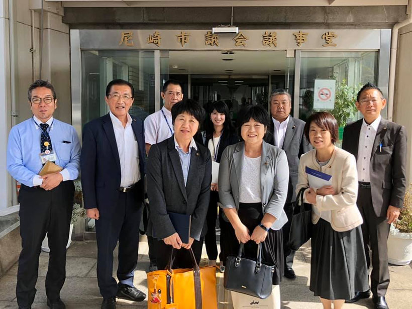 尼崎市議会議場前で説明していただいた職員の皆さんと