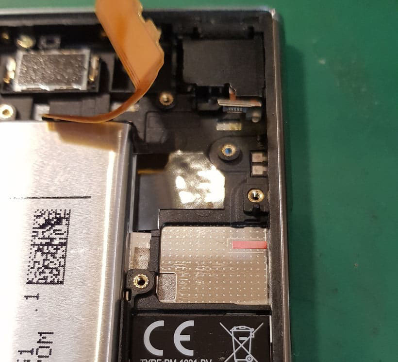 SONY XPERIA XZPREMIUMに水が入り水没マーカーが赤く反応している