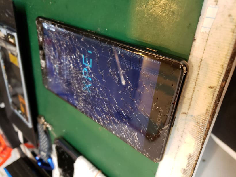エクスペリアXZ3画面破損した写真