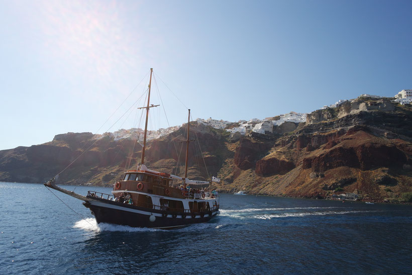 Boat cruise to the Santorini vulcano
