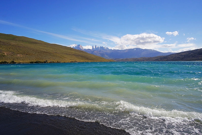 Laguna Azul tour with view of the Torres
