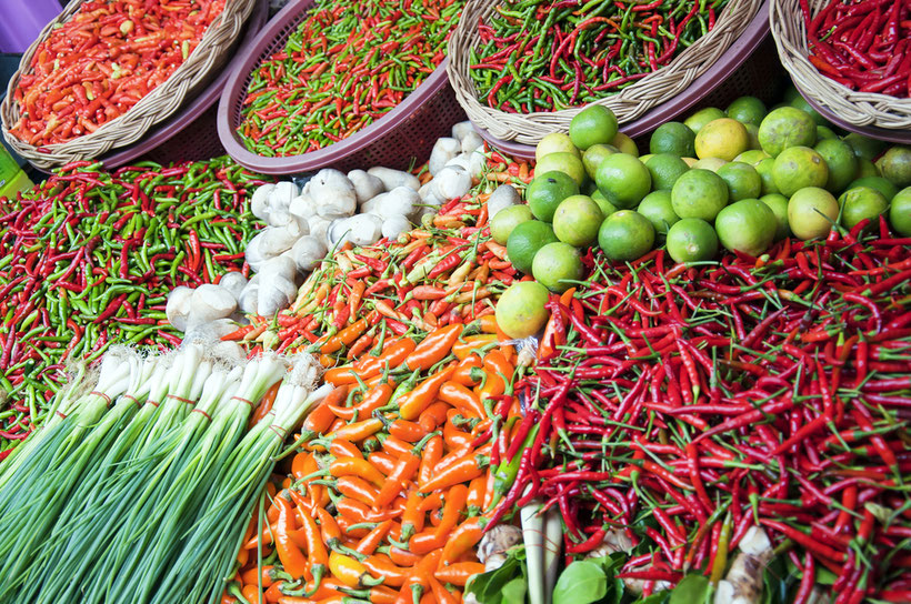 Zutaten für den Kochkurs in Thailand auf einem thailändischen Markt kaufen