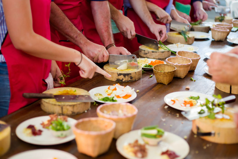 Gruppe an Touristen kochen thailändisches Essen im Urlaub