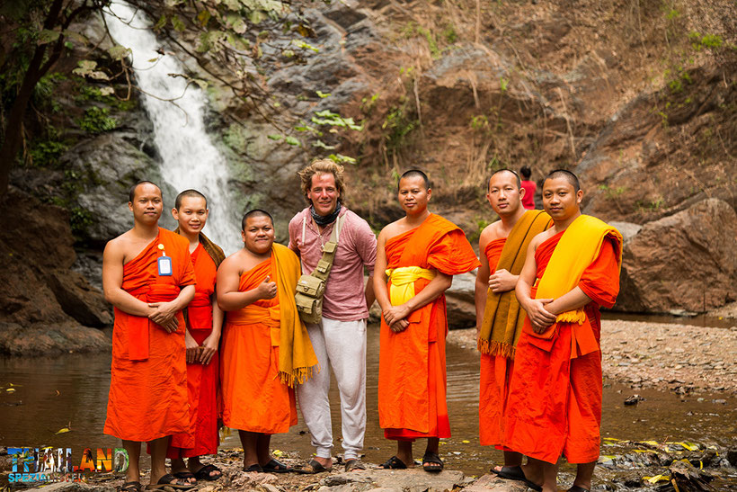 Unser Fotograf Michael mit 6 Mönchen am Wasserfall