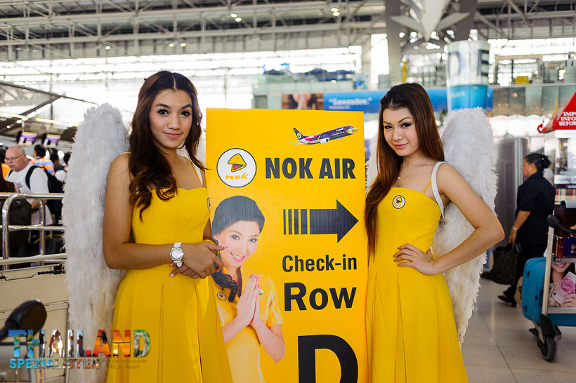 Flugbegleiterinnen der Nok Air am Flughafen Bangkok