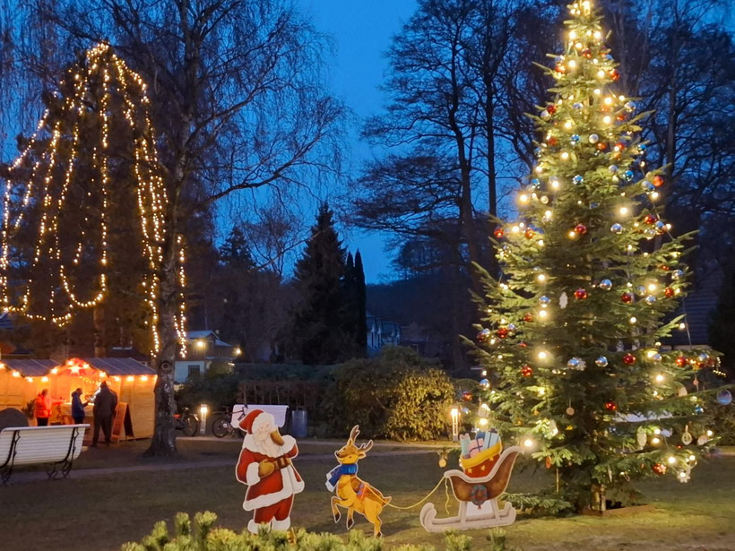 Weihnachtsmarkt in Prerow vor der Touristinformation