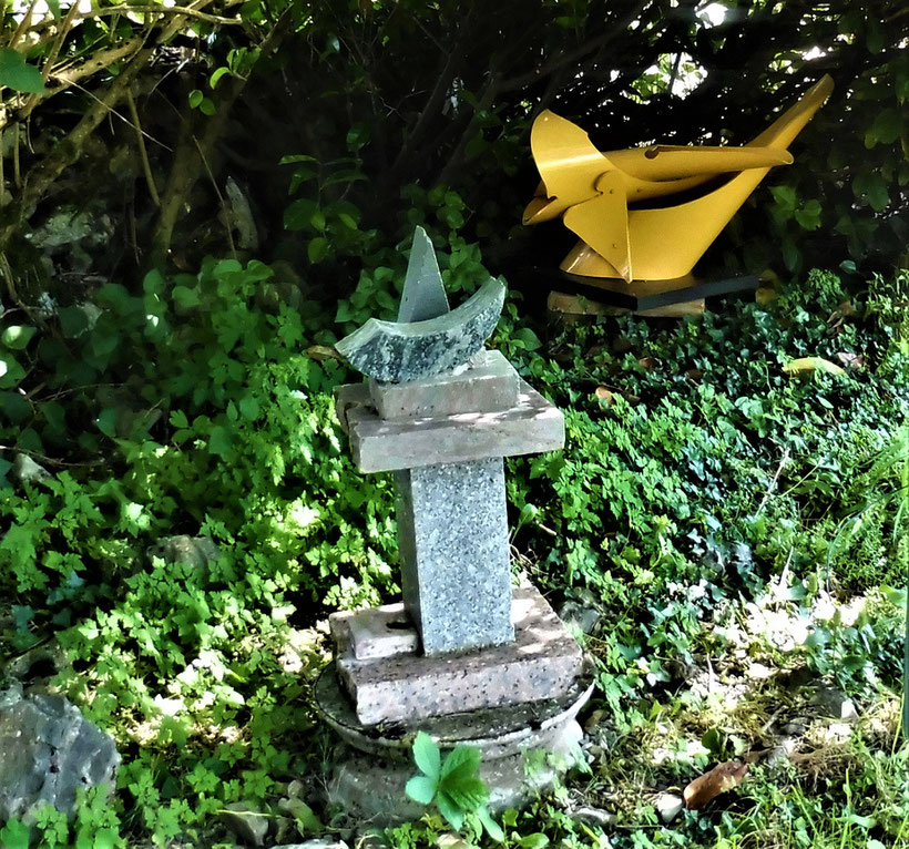 Deux sculptures dans le jardin du Presbytère