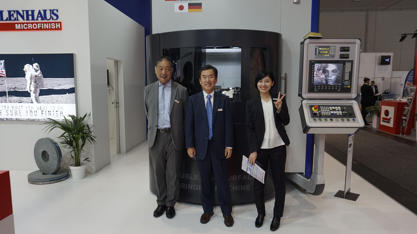 The team from Thielenhaus-Nissei presents the new V5M double-disc surface grinding machine