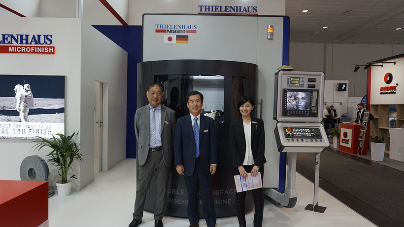 Das Team von Thielenhaus-NISSEI präsentiert die neue V-5M Doppelseiten-Planschleifmaschine