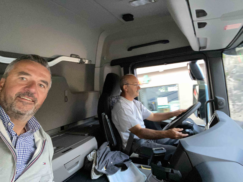 Scania Verkaufsberater Dany Minder unterwegs mit Albino Travaso in Payerne