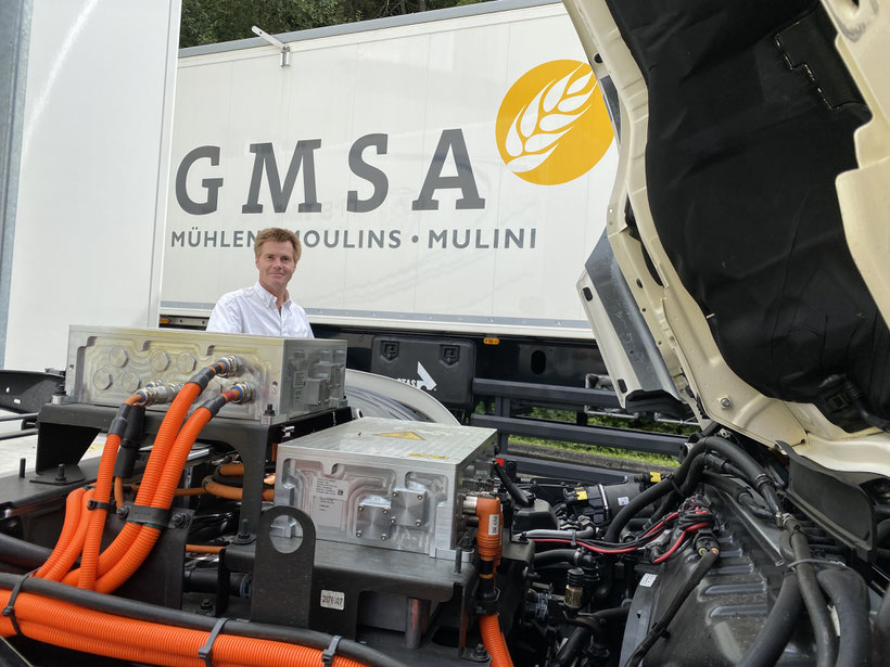 Transport und Logistikleiter Jean Michel Blaser vor dem neuen Scania BEV Antrieb