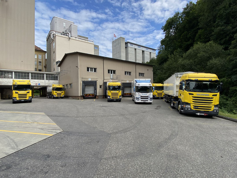 Scania Flotte und der neue Scania BEV vor dem Hauptgebäude