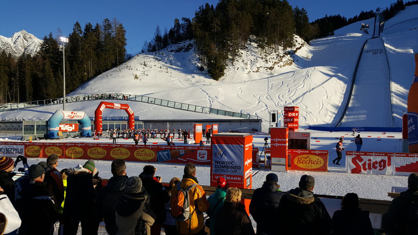 Der Langlauf-Start am ersten Tag des Nordic Combined Triples 2017 in Seefeld