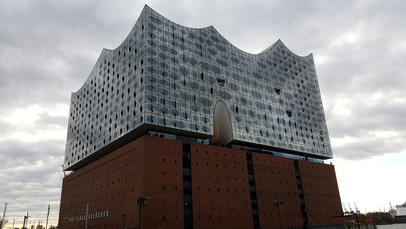 Die Elbphilharmonie "Elphi" in Hamburg in der Hafencity