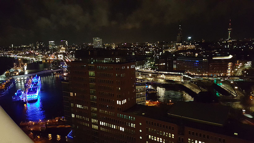 Blick auf Hafen und Stadt Hamburg von einem der Balkone der Elbphilharmonie Hamburg