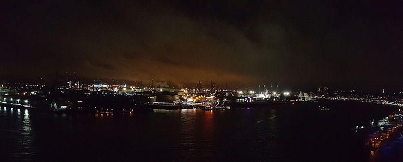 Blick von der Plaza der Elbphilharmonie "Elphi" Hamburg in Richtung Hafen bei Nacht