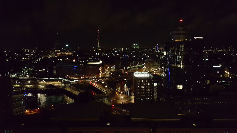 Blick auf die Stadt Hamburg von einem der Balkone der Elbphilharmonie Hamburg