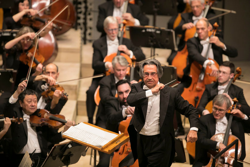 Riccardo Muti dirigiert das Chicago Symphony Orchestra im Großen Saal der Elbphilharmonie Hamburg / © Todd Rosenberg Photography
